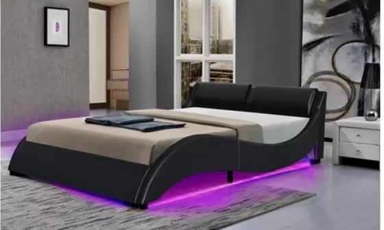 Size Soft Upholstered Bed王のPUのLEDの頭板との総合的な革カーブの形を組み立てる